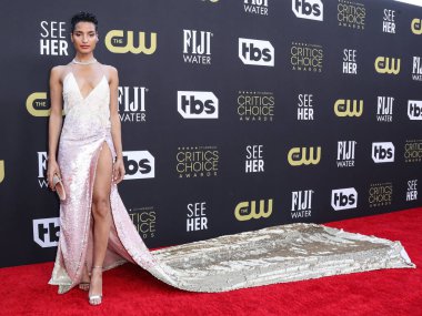 Indya Moore üzerinde Off-White elbisesi ve Tyler Ellis debriyajı ile 13 Mart 2022 'de Century City, Los Angeles, Kaliforniya, ABD' de düzenlenen Fairmont Century Plaza Oteli 'nde düzenlenen 27.. 