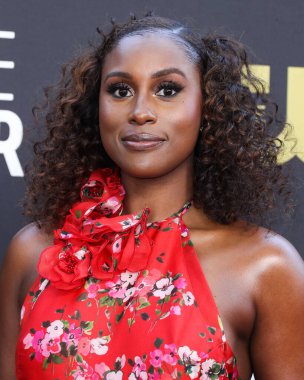 Carolina Herrera 'yı Rodo debriyajı ile giyen Issa Rae, 13 Mart 2022' de Century City, Los Angeles, Kaliforniya, ABD 'de düzenlenen Fairmont Century Plaza Hotel' de düzenlenen 27..