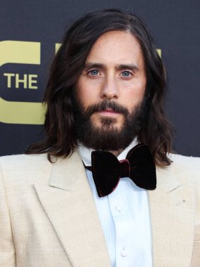Gucci giyen Jared Leto, 13 Mart 2022 'de Fairmont Century Plaza Hotel' de düzenlenen 27. Yıllık Eleştirmenler Seçimi Ödülleri 'ne geldi.. 