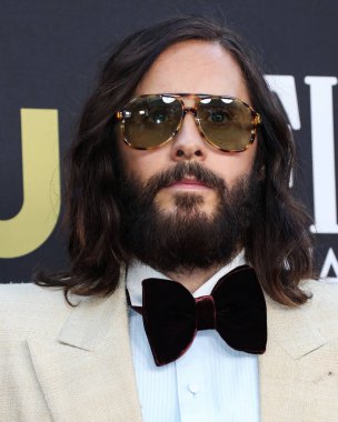 Gucci giyen Jared Leto, 13 Mart 2022 'de Fairmont Century Plaza Hotel' de düzenlenen 27. Yıllık Eleştirmenler Seçimi Ödülleri 'ne geldi.. 