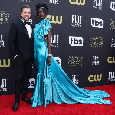 Joshua Jackson ve Jodie Turner-Smith, 13 Mart 2022 'de Fairmont Century Plaza Hotel' de düzenlenen 27. Yıllık Eleştirmenler Seçimi Ödülleri 'ne geldiler.. 