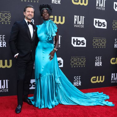 Joshua Jackson ve Jodie Turner-Smith, 13 Mart 2022 'de Fairmont Century Plaza Hotel' de düzenlenen 27. Yıllık Eleştirmenler Seçimi Ödülleri 'ne geldiler.. 
