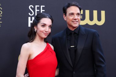 Julia Maccio ve Ralph Macchio, 13 Mart 2022 'de Fairmont Century Plaza Hotel' de düzenlenen 27. Yıllık Eleştirmenler Seçimi Ödülleri 'ne geldiler..
