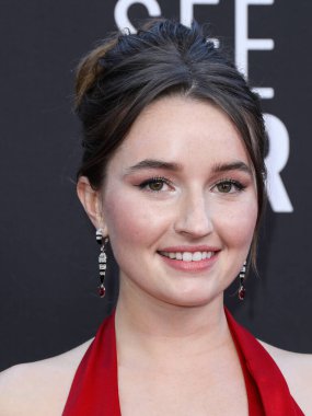 Miu Miu 'yu Cartier mücevherleriyle takan Kaitlyn Dever, 13 Mart 2022' de Century City, Los Angeles, Kaliforniya, ABD 'de düzenlenen Fairmont Century Plaza Hotel' de düzenlenen 27.