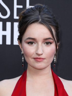 Miu Miu 'yu Cartier mücevherleriyle takan Kaitlyn Dever, 13 Mart 2022' de Century City, Los Angeles, Kaliforniya, ABD 'de düzenlenen Fairmont Century Plaza Hotel' de düzenlenen 27..