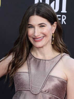 Cathy Waterman 'ın mücevherleriyle Dior Haute Couture giyen Kathryn Hahn, 13 Mart 2022' de Century City, Los Angeles, Kaliforniya, ABD 'de düzenlenen Fairmont Century Plaza Oteli' nde düzenlenen 27.. 