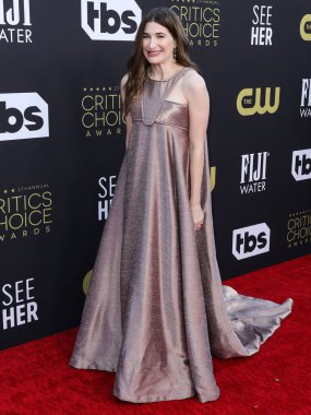 Cathy Waterman 'ın mücevherleriyle Dior Haute Couture giyen Kathryn Hahn, 13 Mart 2022' de Century City, Los Angeles, Kaliforniya, ABD 'de düzenlenen Fairmont Century Plaza Oteli' nde düzenlenen 27.. 
