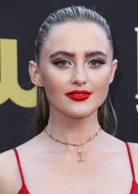 Valentino 'yu giyen Kathryn Newton, 13 Mart 2022' de Fairmont Century Plaza Hotel 'de düzenlenen 27. Yıllık Eleştirmenler Seçimi Ödülleri' ne ulaştı.. 