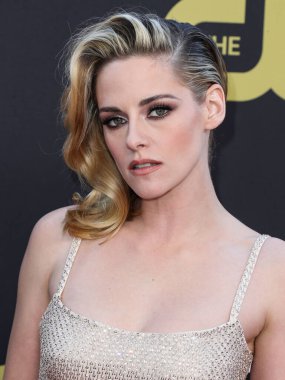 Kristen Stewart bir Dolce ve Gabbana elbisesi giyerek, Messika mücevherleri ve Jimmy Choo topuklularıyla 13 Mart 2022 'de Century City, Los Angeles, Kaliforniya, ABD' de düzenlenen Fairmont Century Plaza Oteli 'nde düzenlenen 27.