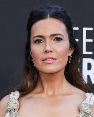 Jimmy Choo ayakkabılarıyla Elie Saab giyen Mandy Moore, 13 Mart 2022 'de ABD' nin Century City, Los Angeles, Kaliforniya 'da Fairmont Century Plaza Oteli' nde düzenlenen 27..