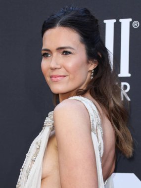 Jimmy Choo ayakkabılarıyla Elie Saab giyen Mandy Moore, 13 Mart 2022 'de ABD' nin Century City, Los Angeles, Kaliforniya 'da Fairmont Century Plaza Oteli' nde düzenlenen 27.. 