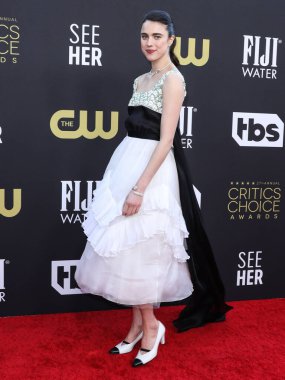 Chanel giyen Margaret Qualley, 13 Mart 2022 'de Fairmont Century Plaza Hotel' de düzenlenen 27. Yıllık Eleştirmenler Seçimi Ödülleri 'ne katılıyor.. 