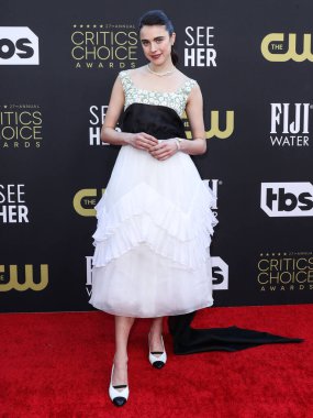 Chanel giyen Margaret Qualley, 13 Mart 2022 'de Fairmont Century Plaza Hotel' de düzenlenen 27. Yıllık Eleştirmenler Seçimi Ödülleri 'ne katılıyor.. 