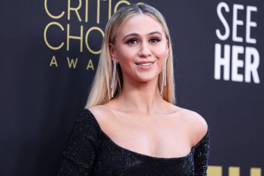 Maria Bakalova 'nın özel Balmain kıyafeti, Jimmy Choo ayakkabıları, Bulgari Serpentine çantası ve Niwaka mücevherleri, 13 Mart 2022' de Century City, Los Angeles 'taki Fairmont Century Plaza Hotel' de düzenlenen 27.