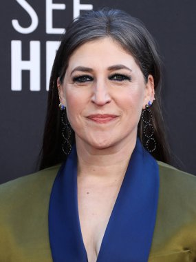 Gri pullu ve Sambar debriyaj taşıyan Mayim Bialik, 13 Mart 2022 'de Century City, Los Angeles, Kaliforniya, ABD' de düzenlenen Fairmont Century Plaza Oteli 'nde düzenlenen 27.. 