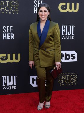 Gri pullu ve Sambar debriyaj taşıyan Mayim Bialik, 13 Mart 2022 'de Century City, Los Angeles, Kaliforniya, ABD' de düzenlenen Fairmont Century Plaza Oteli 'nde düzenlenen 27.. 