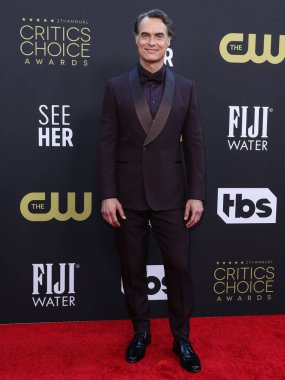 Zegna 'yı giyen Murray Bartlett, 13 Mart 2022' de Fairmont Century Plaza Hotel 'de düzenlenen 27. Yıllık Eleştirmenler Seçimi Ödülleri' ne geldi.. 