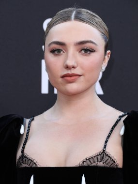 Peyton List, Yanina Couture elbisesi, Dolce & Gabbana ayakkabıları, Rodo debriyajı ve Nicole Rose, Anne Sisteron ve Chinchar Maloney mücevherleriyle 13 Mart 2022 'de Fairmont Century Plaza Hotel' de düzenlenen 27.
