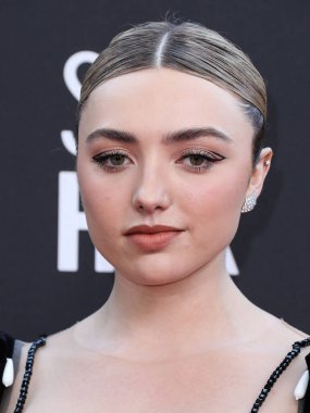 Peyton List, Yanina Couture elbisesi, Dolce & Gabbana ayakkabıları, Rodo debriyajı ve Nicole Rose, Anne Sisteron ve Chinchar Maloney mücevherleriyle 13 Mart 2022 'de Fairmont Century Plaza Hotel' de düzenlenen 27.