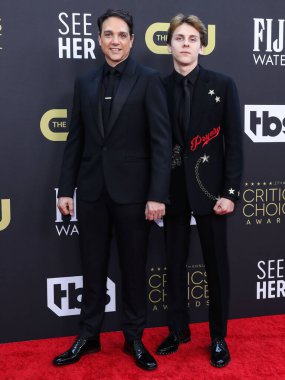 Ralph Macchio ve Jacob Bertrand, 13 Mart 2022 'de Fairmont Century Plaza Hotel' de düzenlenen 27. Yıllık Eleştirmenler Seçimi Ödülleri 'ne geldiler.. 