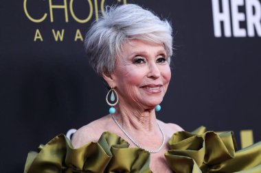 Irene Neuwirth mücevherlerini takan Rita Moreno, 13 Mart 2022 'de Century City, Los Angeles, Kaliforniya' da düzenlenen Fairmont Century Plaza Hotel 'de düzenlenen 27.. 