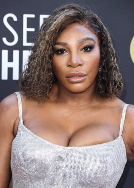Atıcı Versace 'ı giyen Serena Williams, 13 Mart 2022' de Fairmont Century Plaza Hotel 'de düzenlenen 27. Yıllık Eleştirmenler Seçimi Ödülleri' ne ulaştı..