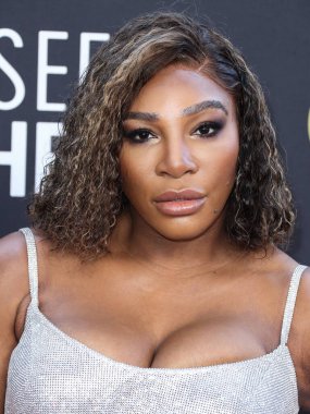 Atıcı Versace 'ı giyen Serena Williams, 13 Mart 2022' de Fairmont Century Plaza Hotel 'de düzenlenen 27. Yıllık Eleştirmenler Seçimi Ödülleri' ne ulaştı..