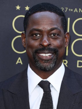 Tom Ford 'u giyen Sterling K. Brown, 13 Mart 2022' de ABD 'nin Century City, Los Angeles, Kaliforniya' da Fairmont Century Plaza Hotel 'de düzenlenen 27.. 
