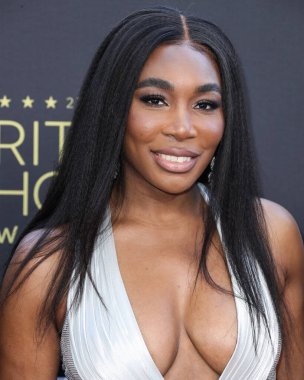 Sophia Webster ayakkabıları ve Rodo debriyajı ile Atılier Versace giyen Venus Williams, 13 Mart 2022 'de Century City, Los Angeles, Kaliforniya, ABD' de düzenlenen Fairmont Century Plaza Oteli 'nde düzenlenen 27.