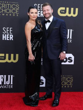 Veronika Khomyn ve Sean McVay, 13 Mart 2022 'de Fairmont Century Plaza Hotel' de düzenlenen 27. Yıllık Eleştirmenler Seçimi Ödülleri 'ne geldiler.. 