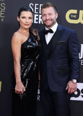 Veronika Khomyn ve Sean McVay, 13 Mart 2022 'de Fairmont Century Plaza Hotel' de düzenlenen 27. Yıllık Eleştirmenler Seçimi Ödülleri 'ne geldiler.. 