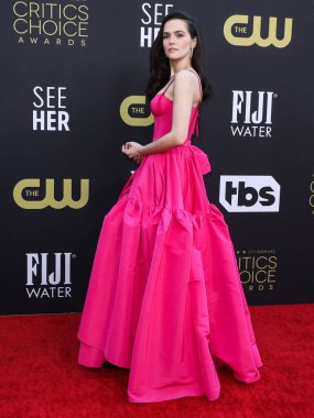 Alexander McQueen 'in giydiği Zoey Deutch, 13 Mart 2022' de Fairmont Century Plaza Oteli 'nde düzenlenen 27. Yıllık Eleştirmenler Seçimi Ödülleri' ne ulaştı.. 