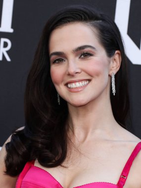 Alexander McQueen 'in giydiği Zoey Deutch, 13 Mart 2022' de Fairmont Century Plaza Oteli 'nde düzenlenen 27. Yıllık Eleştirmenler Seçimi Ödülleri' ne ulaştı.. 