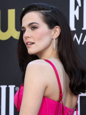 Alexander McQueen 'in giydiği Zoey Deutch, 13 Mart 2022' de Fairmont Century Plaza Oteli 'nde düzenlenen 27. Yıllık Eleştirmenler Seçimi Ödülleri' ne ulaştı..