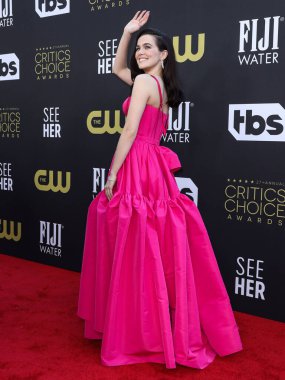 Alexander McQueen 'in giydiği Zoey Deutch, 13 Mart 2022' de Fairmont Century Plaza Oteli 'nde düzenlenen 27. Yıllık Eleştirmenler Seçimi Ödülleri' ne ulaştı..