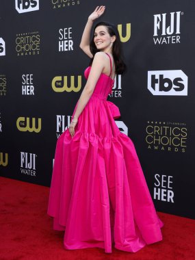 Alexander McQueen 'in giydiği Zoey Deutch, 13 Mart 2022' de Fairmont Century Plaza Oteli 'nde düzenlenen 27. Yıllık Eleştirmenler Seçimi Ödülleri' ne ulaştı.. 