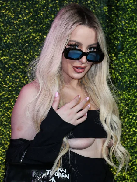 Tana Mongeau, 15 Mart 2022 'de ABD' nin Kaliforniya eyaletinin Los Angeles şehrinde 27 numaralı terminalde düzenlenen Sunny Votka Fırlatma Partisi 'ne ulaştı.. 