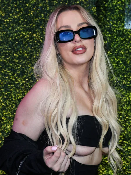 Tana Mongeau, 15 Mart 2022 'de ABD' nin Kaliforniya eyaletinin Los Angeles şehrinde 27 numaralı terminalde düzenlenen Sunny Votka Fırlatma Partisi 'ne ulaştı.. 