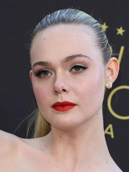 Elle Fanning Mengenakan Gaun Oscar Renta Datang Critics Choice Awards — Stok Foto