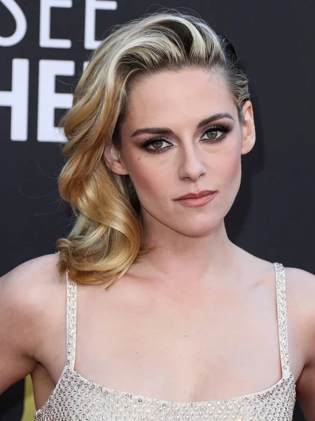 Kristen Stewart Draagt Een Dolce Gabbana Jurk Met Messika Juwelen — Stockfoto