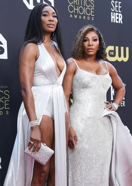 Venus Williams ve Serena Williams, 13 Mart 2022 'de Fairmont Century Plaza Hotel' de düzenlenen 27. Yıllık Eleştirmenler Seçimi Ödülleri 'ne geldiler.. 