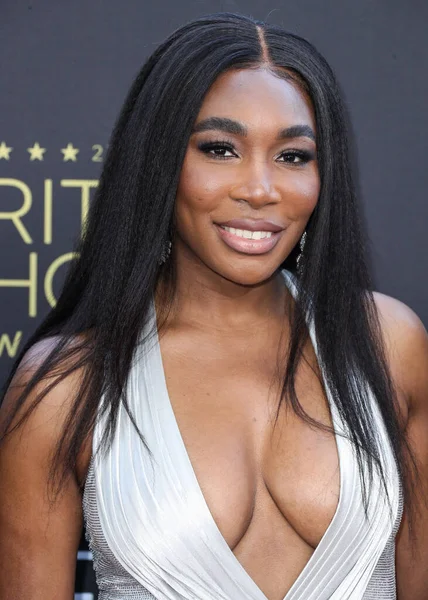 Sophia Webster ayakkabıları ve Rodo debriyajı ile Atılier Versace giyen Venus Williams, 13 Mart 2022 'de Century City, Los Angeles, Kaliforniya, ABD' de düzenlenen Fairmont Century Plaza Oteli 'nde düzenlenen 27..