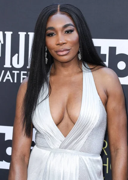 Sophia Webster ayakkabıları ve Rodo debriyajı ile Atılier Versace giyen Venus Williams, 13 Mart 2022 'de Century City, Los Angeles, Kaliforniya, ABD' de düzenlenen Fairmont Century Plaza Oteli 'nde düzenlenen 27.