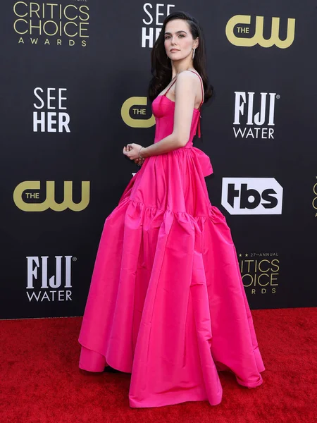 Alexander McQueen 'in giydiği Zoey Deutch, 13 Mart 2022' de Fairmont Century Plaza Oteli 'nde düzenlenen 27. Yıllık Eleştirmenler Seçimi Ödülleri' ne ulaştı.. 