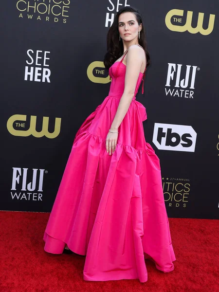 Alexander McQueen 'in giydiği Zoey Deutch, 13 Mart 2022' de Fairmont Century Plaza Oteli 'nde düzenlenen 27. Yıllık Eleştirmenler Seçimi Ödülleri' ne ulaştı.. 