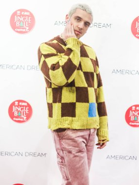 Amerikalı şarkıcı ve müzisyen Lauv (Ari Staprans Leff), 30 Eylül 2022 'de Amerika Birleşik Devletleri' nin Doğu Rutherford, Bergen County, New Jersey 'de düzenlenen American Dream' de düzenlenen 2022 iHeartRadio Z100 Jingle Balosu Açılış Töreni 'ne katılmıştır.. 