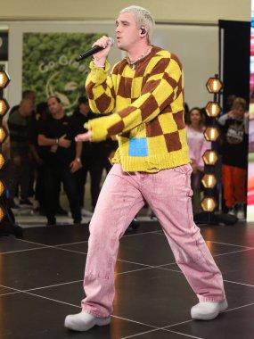 Amerikalı şarkıcı ve müzisyen Lauv (Ari Staprans Leff), 30 Eylül 2022 'de East Rutherford, Bergen County, New Jersey' de düzenlenen ve Capital One tarafından sunulan 2022 iHeartRadio Z100 Jingle Ball Kick Event Sunumu sırasında sahne almaktadır.