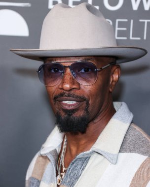 Amerikalı aktör Jamie Foxx, 1 Ekim 2022 'de ABD' nin Kaliforniya eyaletinin Los Angeles şehrinde bulunan Amerikan Tiyatro Kompleksi Yönetmenler Birliği 'nde düzenlenen' Below the Belt 'in Los Angeles Prömiyeri' ne geldi..