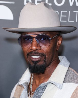 Amerikalı aktör Jamie Foxx, 1 Ekim 2022 'de ABD' nin Kaliforniya eyaletinin Los Angeles şehrinde bulunan Amerikan Tiyatro Kompleksi Yönetmenler Birliği 'nde düzenlenen' Below the Belt 'in Los Angeles Prömiyeri' ne geldi..