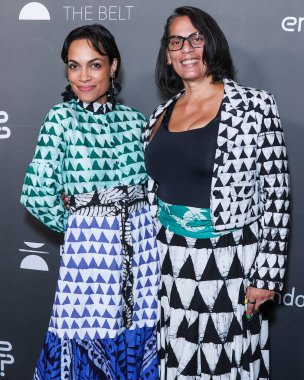 Amerikalı aktris Rosario Dawson ve annesi Isabel Celeste, 1 Ekim 2022 'de Los Angeles, Kaliforniya, ABD' de bulunan Amerika Tiyatro Kompleksi Yönetmenler Birliği 'nde düzenlenen' Below The Belt 'in Los Angeles' taki ilk gösterimine geldiler.. 